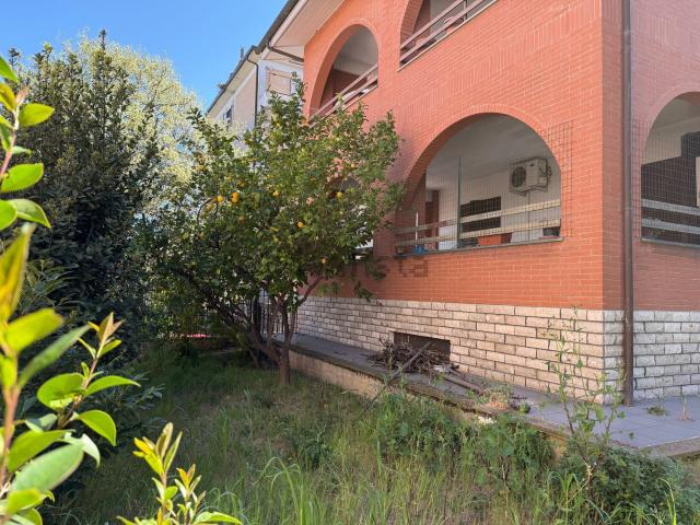 Villetta bifamiliare in vendita di 70 m² in Via di Santa Cornelia, 254