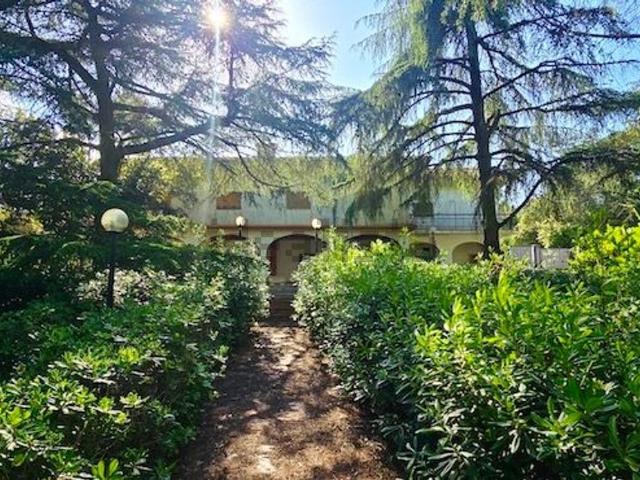 Villetta bifamiliare in vendita di 720 m² in Strada Tre Piantelle, 23