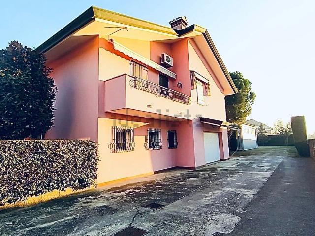 Villetta bifamiliare in vendita di 737 m² in Via Polesine