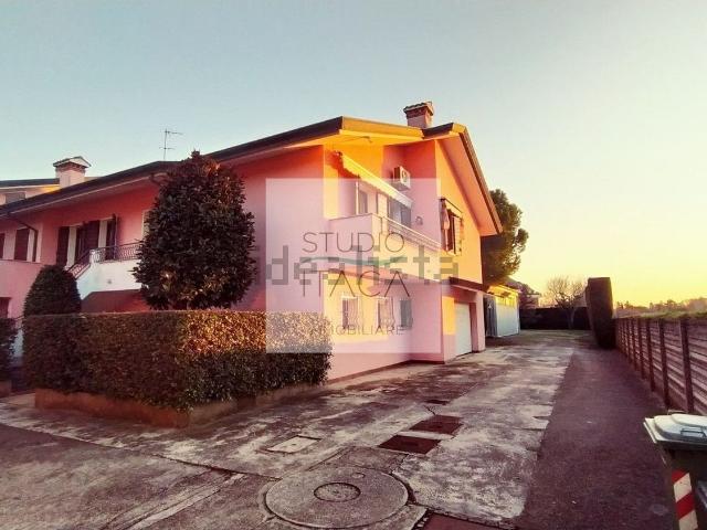Villetta bifamiliare in vendita di 847 m² in Via Legnago