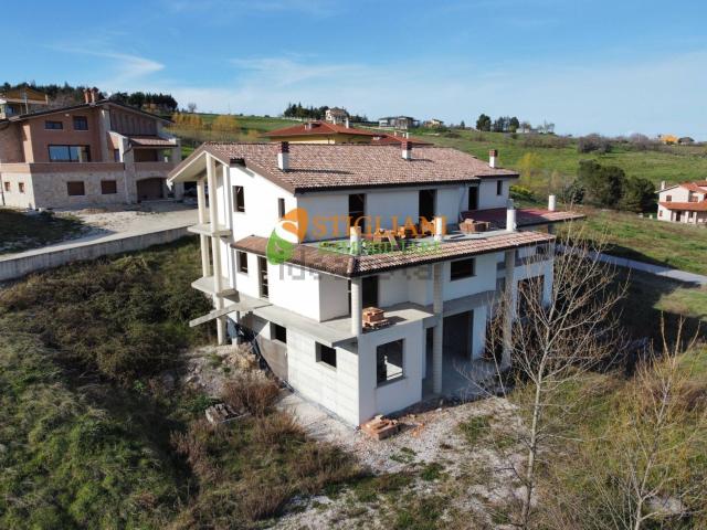 Villetta bifamiliare in vendita di 850 m² in Contrada Coste di Oratino