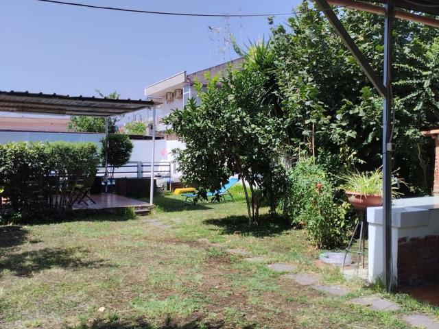 Villetta bifamiliare in vendita di 800 m² in Via Spiaggia