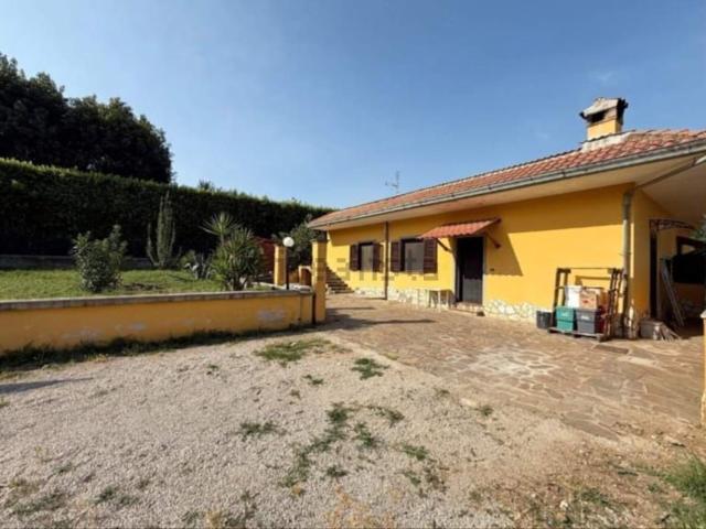 Villetta bifamiliare in vendita di 80 m² in Via Colle Cagioli