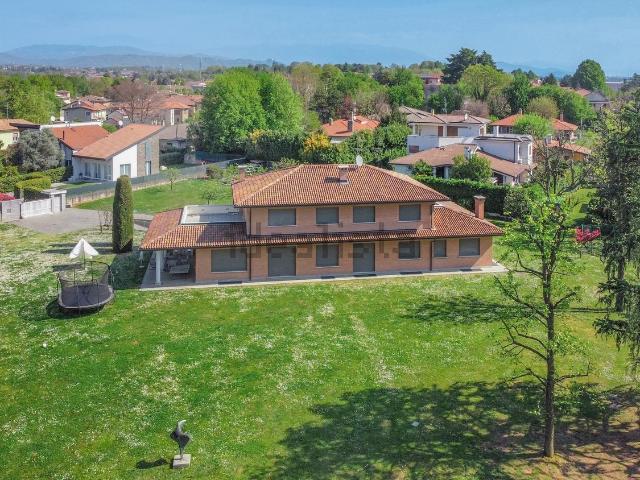 Villetta bifamiliare in vendita di 812 m² in Via Lambro, 35