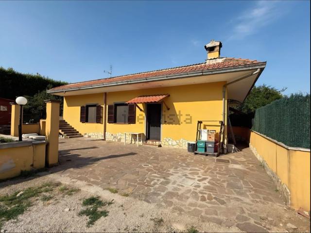 Villetta bifamiliare in vendita di 82 m² in Via Colle Cagioli
