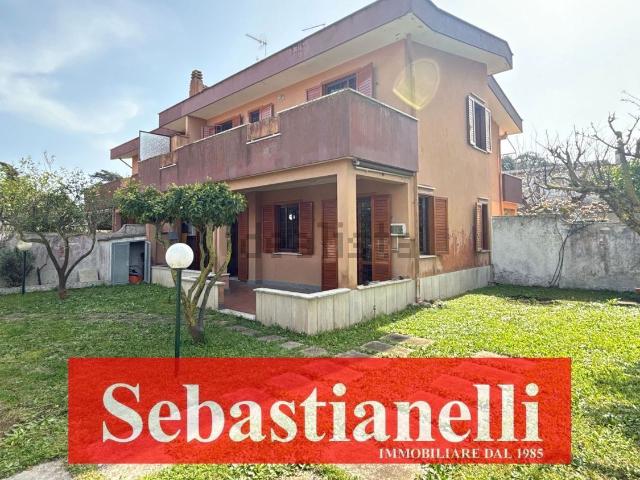Villetta bifamiliare in vendita di 94 m² in Via degli Ulivi, 43