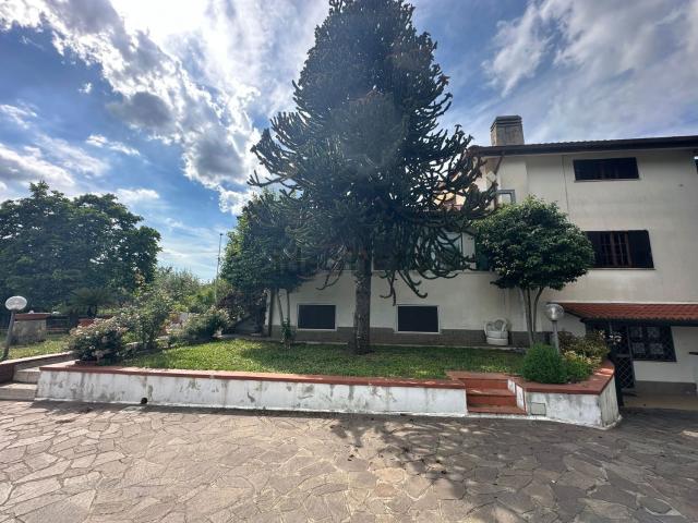 Villetta bifamiliare in vendita di 95 m² in Via di Cori, 18