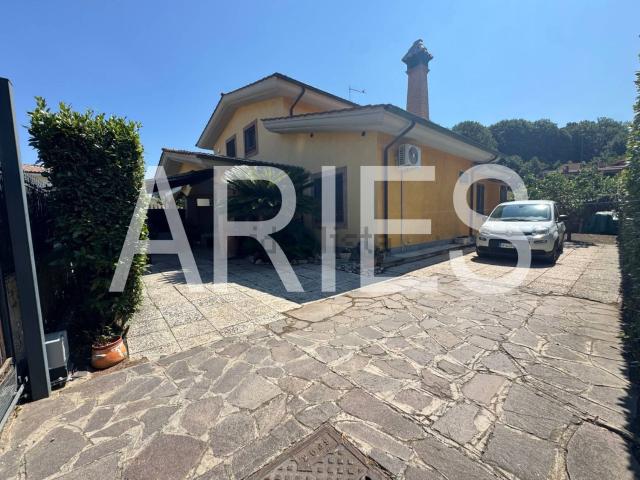 Villetta bifamiliare in vendita di 96 m² in Via Silanus