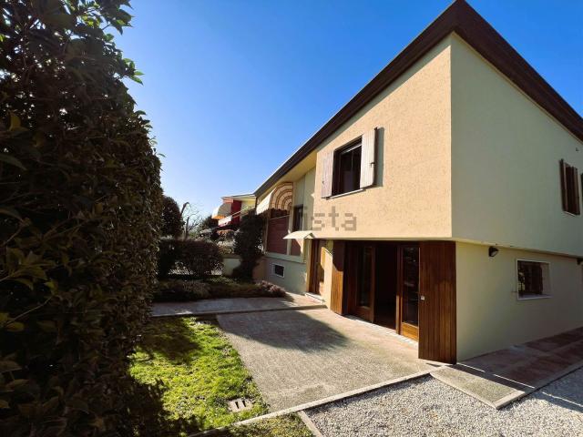 Villetta bifamiliare in vendita di 97 m² in Via J. F. Kennedy, 12