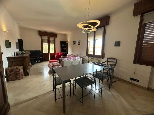 Villetta bifamiliare in vendita di 900 m² in Via Reggio Emilia