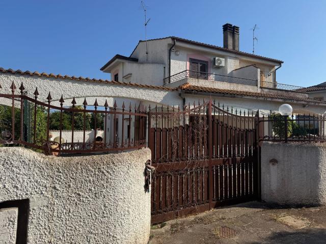 Villetta bifamiliare in vendita di 90 m² in Via Altair, 17