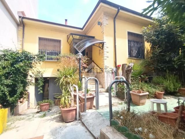 Villetta bifamiliare in vendita di 90 m² in Via Francesco Rismondo, 46