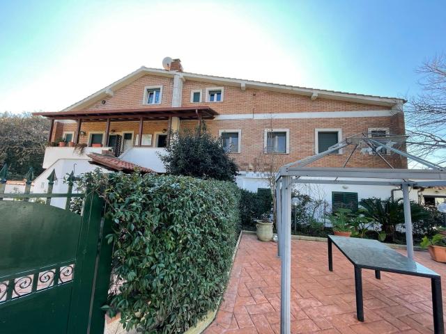 Villetta bifamiliare in vendita di 90 m² in Via Lago Lugano, 41