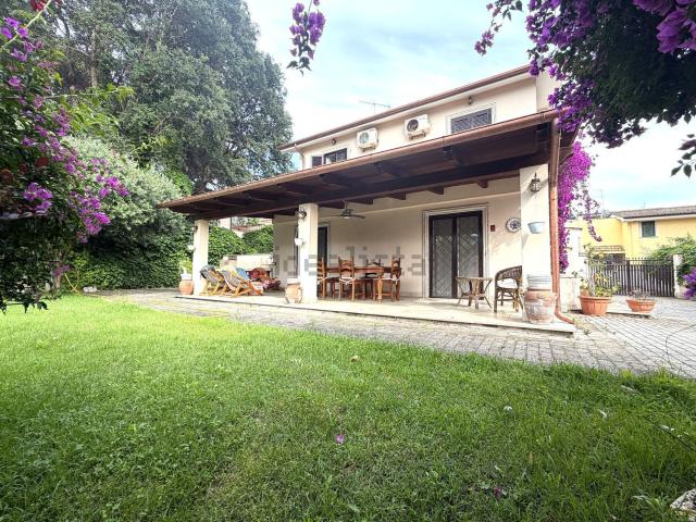Villetta bifamiliare in vendita di 90 m² in Viale delle Viole, 77