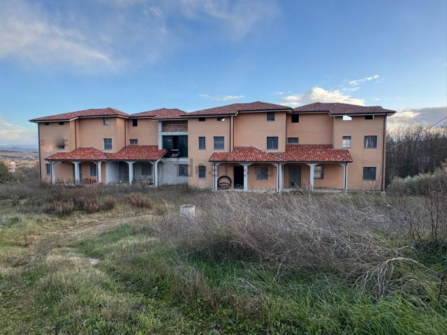 Villetta bifamiliare in vendita di 910 m² in Contrada Colle dell&apos Orso