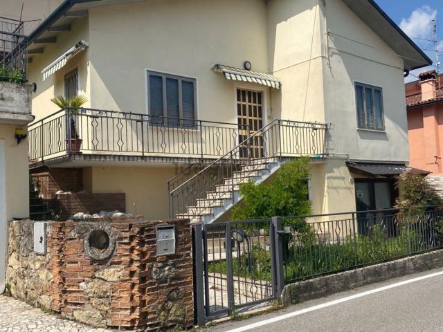 Villetta bifamiliare in vendita di 92 m² in Via Bugano