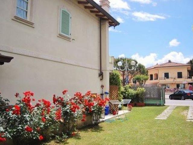 Villetta bifamiliare in affitto a Cinquale Montignoso 190 mq Rif: 613622