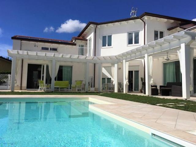 Villetta bifamiliare in affitto a Forte dei Marmi 320 mq Rif: 1031560