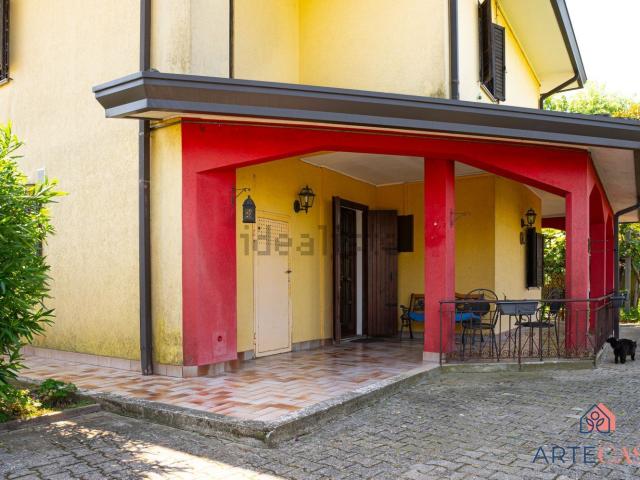 Villetta bifamiliare in affitto di 145 m² in Via Rebolle