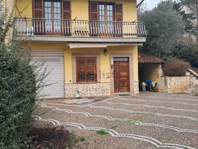 Villetta bifamiliare in affitto di 180 m² in Via dei Bucaneve