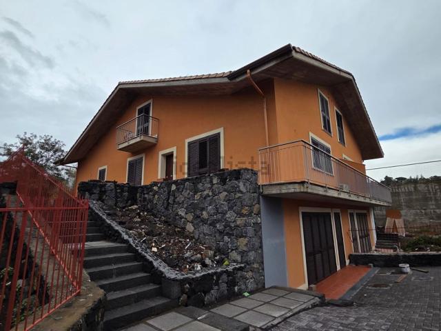 Villetta bifamiliare in affitto di 180 m² in Via Goffredo Mameli, 36