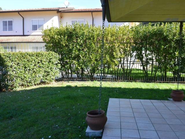 Villetta bifamiliare in affitto di 240 m² in Via Cisa Sud