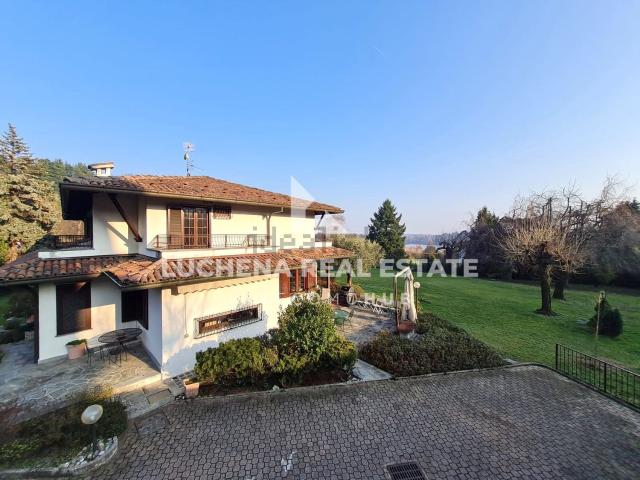 Villetta bifamiliare in affitto di 250 m² in Via Crotto Urago, 23