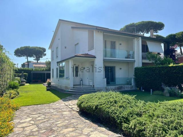 Villetta bifamiliare in affitto di 250 m² in Via dell&apos Agrifoglio