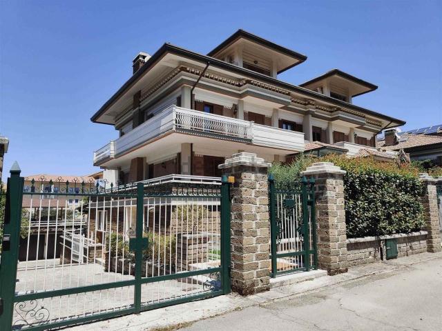 Villetta bifamiliare in affitto di 274 m² in Contrada Archi