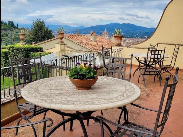 Villetta bifamiliare in affitto di 200 m² in Piazzale Michelangelo