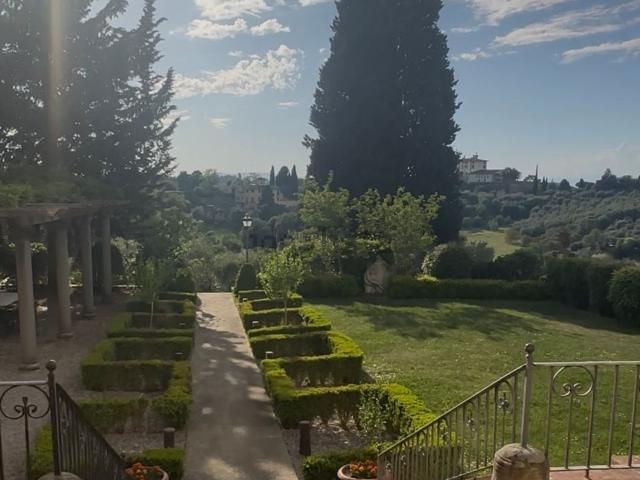 Villetta bifamiliare in affitto di 200 m² in Piazzale Michelangelo