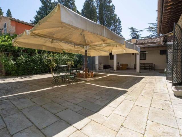 Villetta bifamiliare in affitto di 200 m² in Via Montebeni
