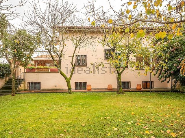 Villetta bifamiliare in affitto di 220 m² in Viale Poggio dei Pini