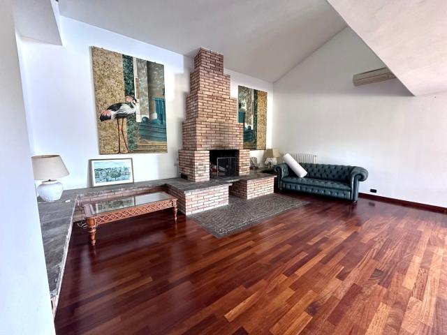 Villetta bifamiliare in affitto di 415 m² in Largo Olgiata, 15