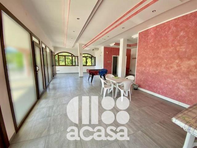 VILLETTA CON AREA COMMERCIALE