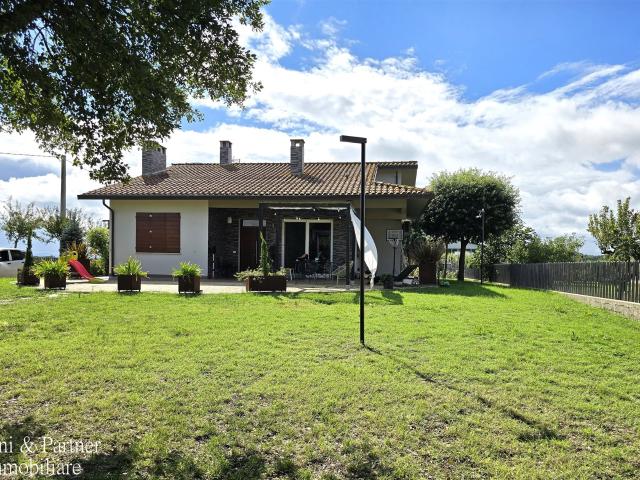 Villetta indipendente con giardino Castiglione del Lago loca. 259m² Castiglione del Lago