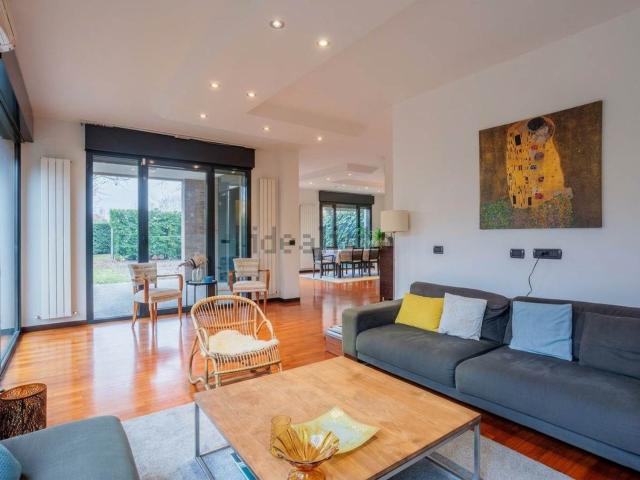 Villetta indipendente in affitto di 248 m²