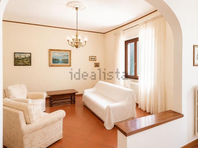 Villetta indipendente in affitto di 250 m² in Via Francesco Petrarca
