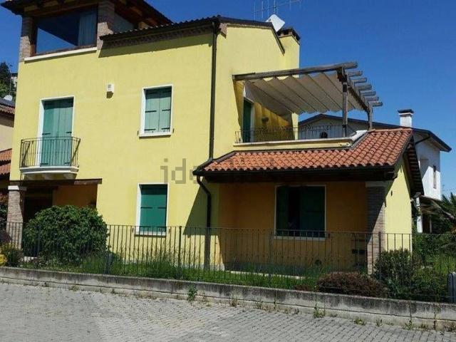 Villetta indipendente in affitto di 250 m² in Viale Sant&apos  Agostino