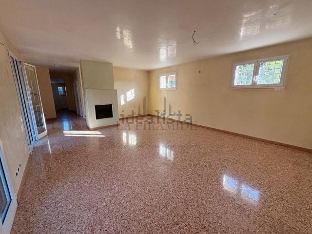 Villetta indipendente in vendita di 400 m² in Via Carlo Bettella