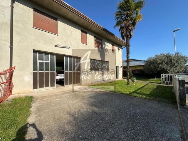 Villetta indipendente in vendita di 400 m² in Via A. Bigolino