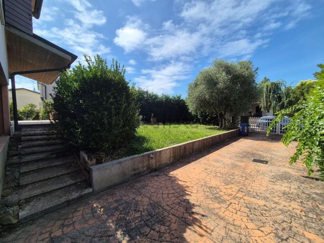 Villetta indipendente in vendita di 400 m² in Via Almerini