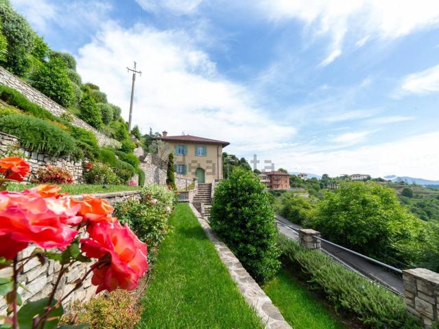 Villetta indipendente in vendita di 400 m² in Via Belvedere, 37