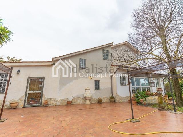 Villetta indipendente in vendita di 400 m² in Via dei Rutuli, 187