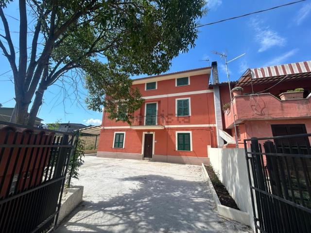 Villetta indipendente in vendita di 400 m² in Via Latina, 100