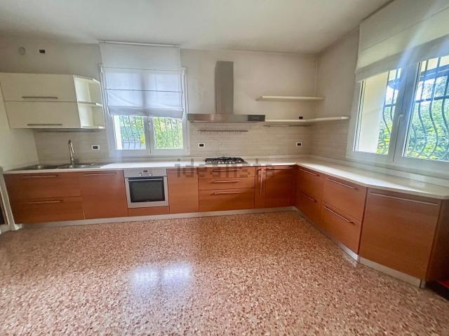 Villetta indipendente in vendita di 400 m² in Via Tiziano Vecellio
