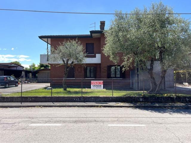 Villetta indipendente in vendita di 401 m² in Via Papa Giovanni XXIII