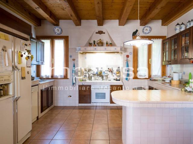 Villetta indipendente in vendita di 402 m² in Via Bassette