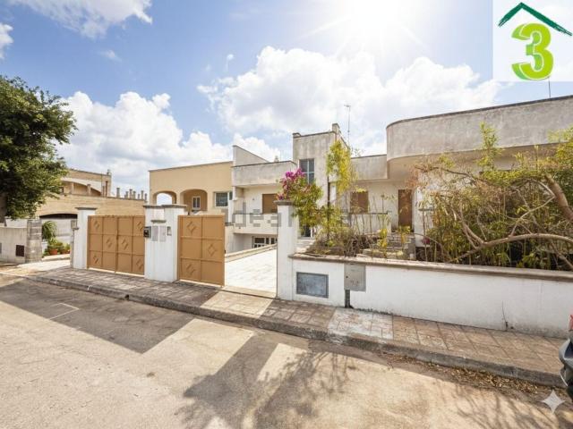 Villetta indipendente in vendita di 405 m² in Via Castelnuovo