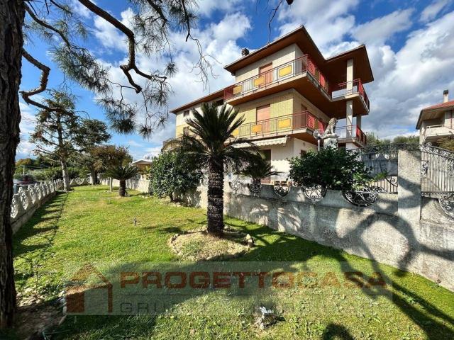 Villetta indipendente in vendita di 409 m² in Contrada Sant&apos Anna